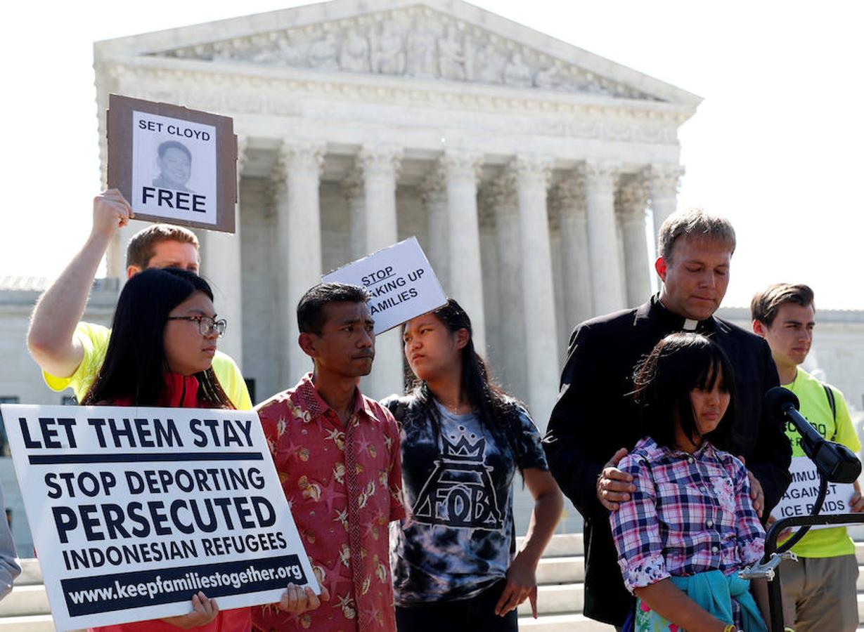 Un grupo de manifestantes protesta contra el veto migratorio de Donald Trump frente al Tribunal Supremo de Estados Unidos, en Washington.. 