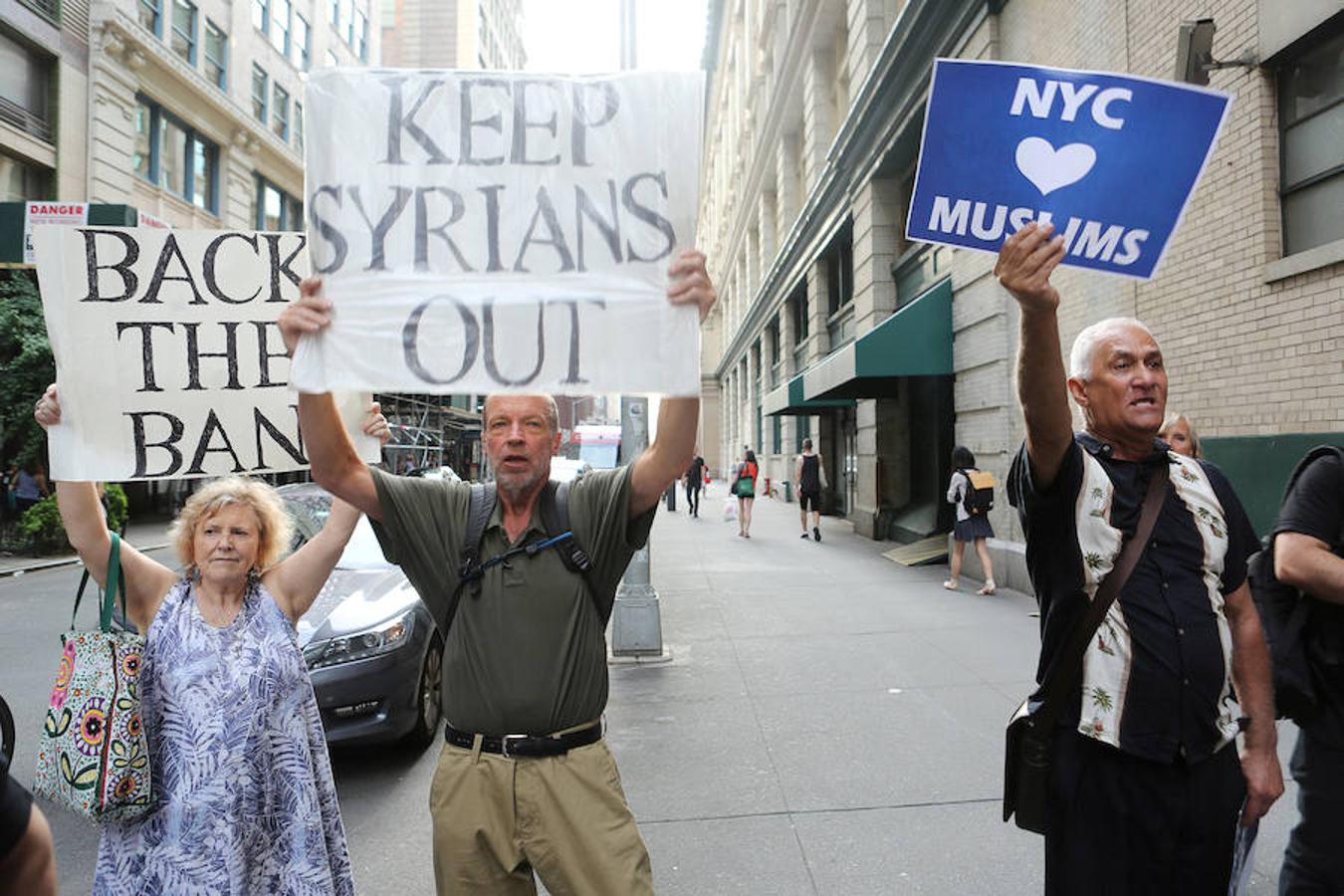 Gente a favor del veto migratorio de Donald Trump se manifiesta a pocos metros de un grupo de detractores en las calles de Nueva York.. 