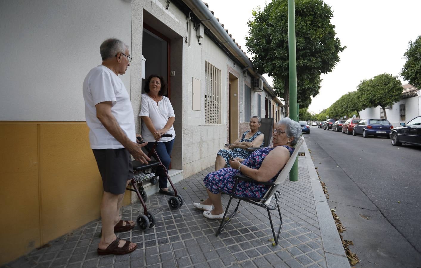 En imágenes, el popular barrio de Cañero en Córdoba combate el calor en la calle