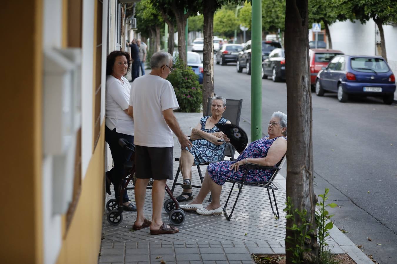 En imágenes, el popular barrio de Cañero en Córdoba combate el calor en la calle