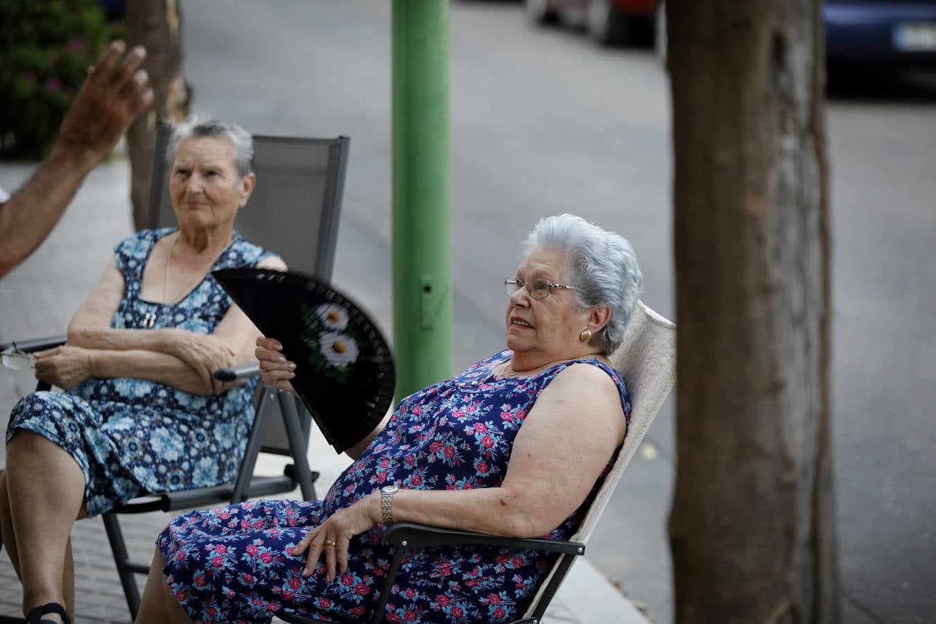 En imágenes, el popular barrio de Cañero en Córdoba combate el calor en la calle