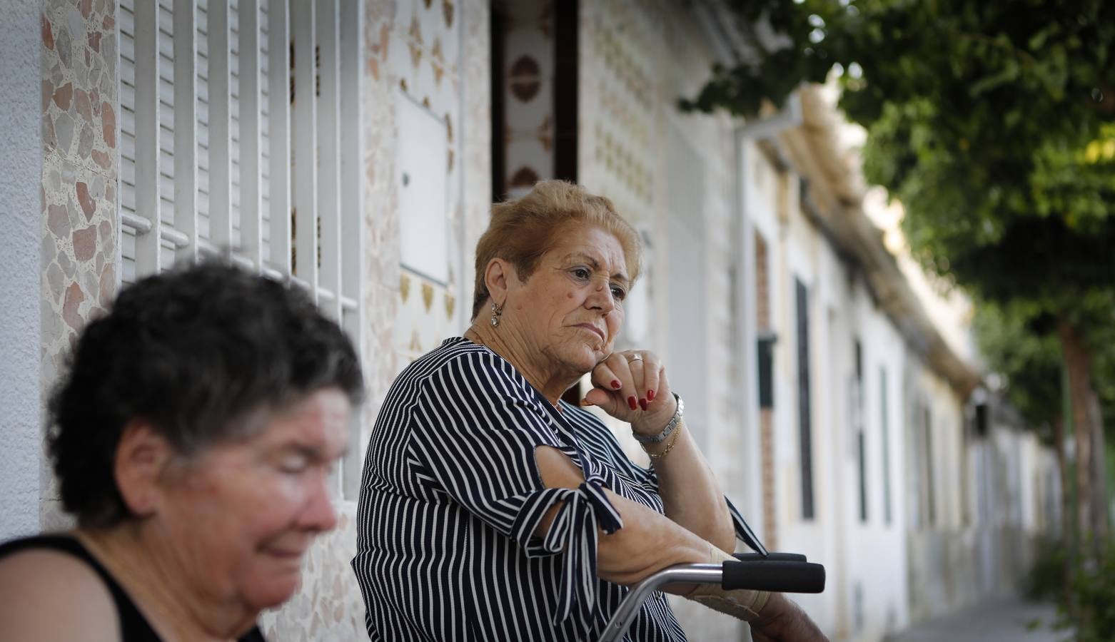 En imágenes, el popular barrio de Cañero en Córdoba combate el calor en la calle