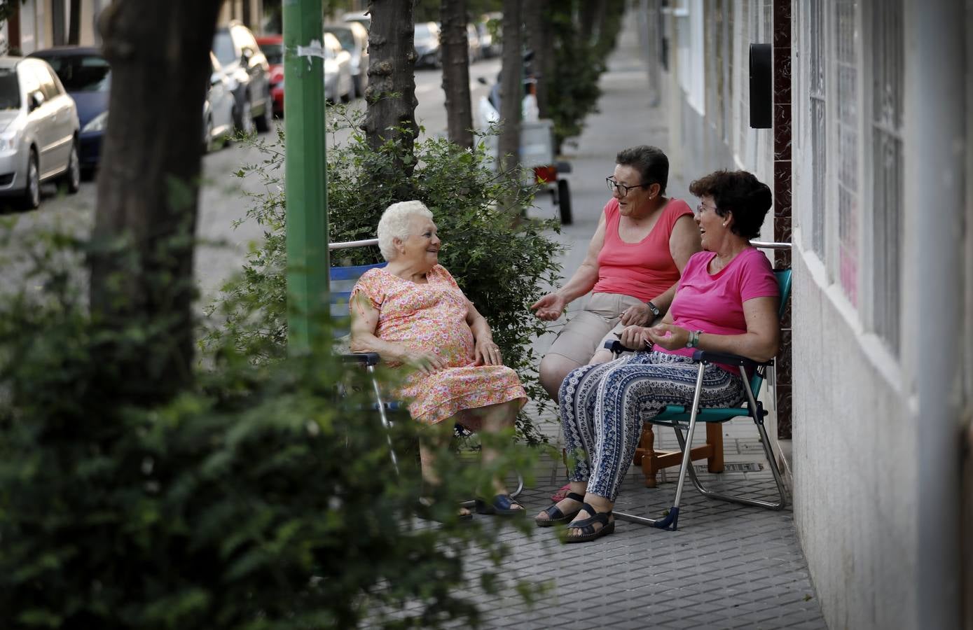 En imágenes, el popular barrio de Cañero en Córdoba combate el calor en la calle