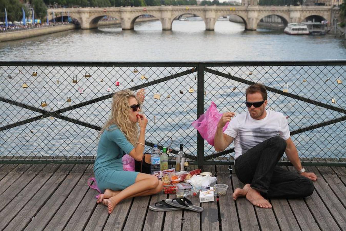 Así es la «playa» de París. Cada verano, los muelles y orillas del Sena se liberan del tráfico automovilístico y se convierten en un espacio donde muchos acuden a tomar el sol, leer y compartir la tarde con amigos