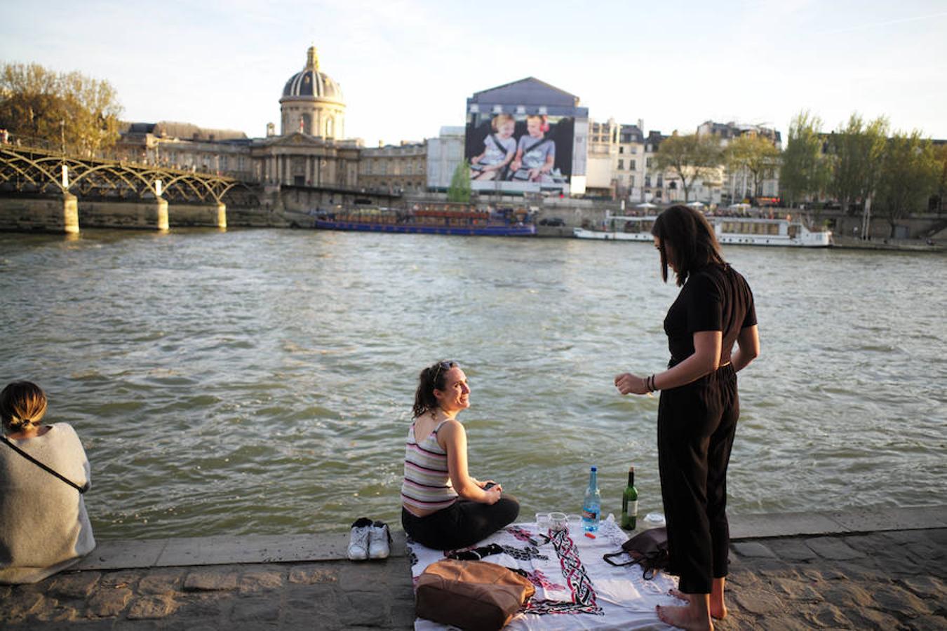 Así es la «playa» de París. Cada verano, los muelles y orillas del Sena se liberan del tráfico automovilístico y se convierten en un espacio donde muchos acuden a tomar el sol, leer y compartir el día con amigos