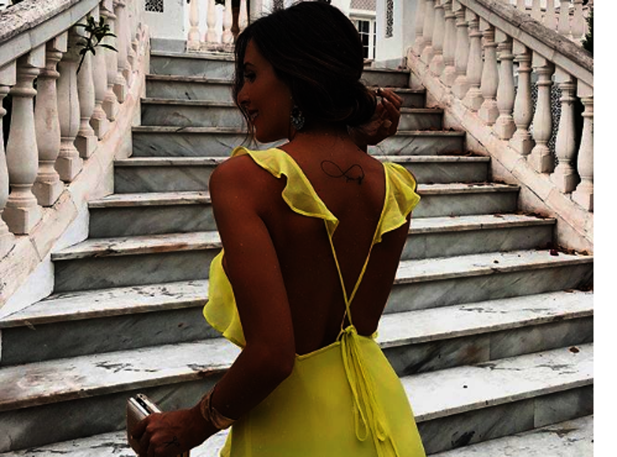 Rocío Osorno. La diseñadora sevillana realza su bronceado con este vestido amarillo. Dentro de poco será madre y se casará con su pareja, por lo que relajarse al sol de servirá para coger energía para todo lo que le viene ahora.