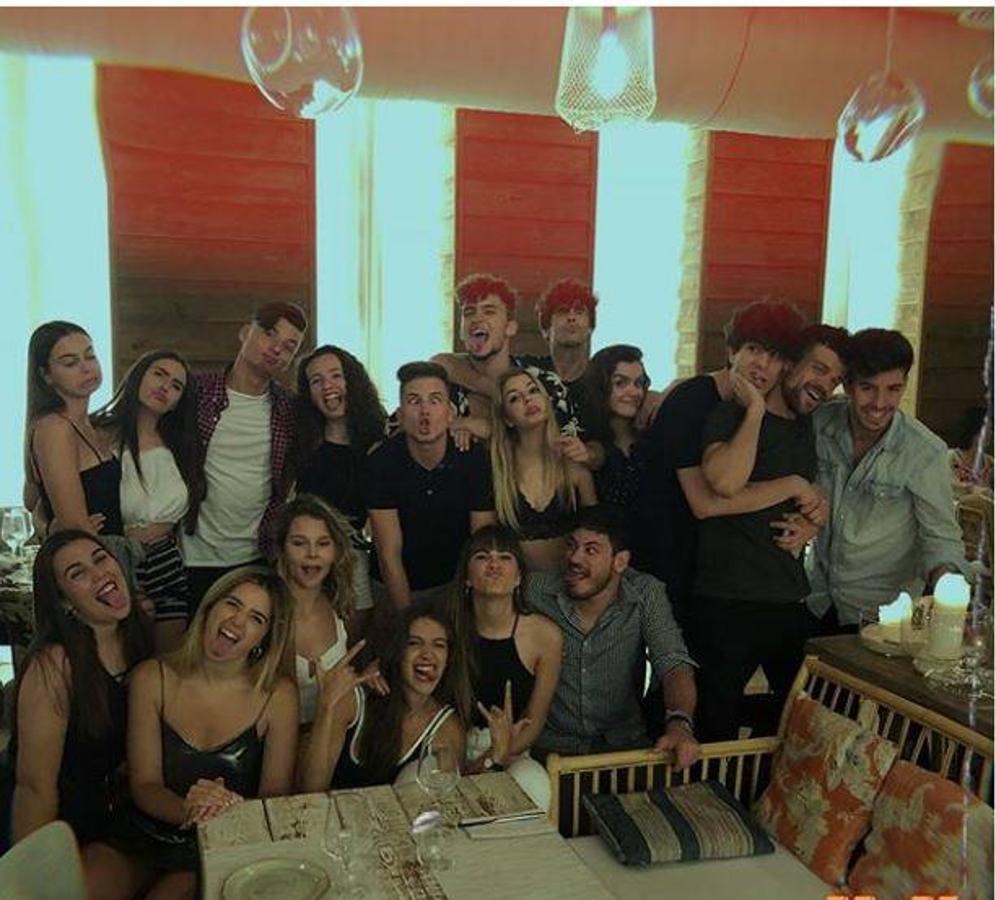 Aitana. Con esta foto, la extriunfita agradece a todos sus amigos haberla acompañado en el día de su cumpleaños. Por su parte, Cepeda la felicitaba con una foto en la que se les podía ver de lo más cariñoso con un mensaje que aviva más que nunca la realidad «Aiteda»