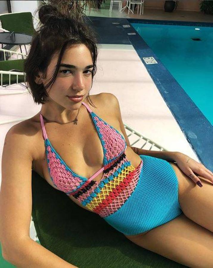 Dua Lipa. La cantante ya ha entrado en el modo verano, para la muestra, esta foto con este bañador/trikini tan original