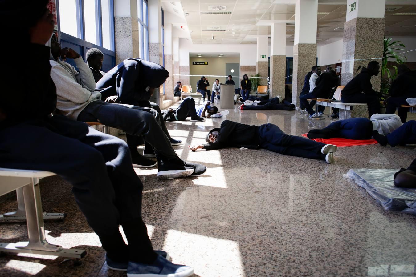 Los inmigrantes, hacinados en el puerto de Algeciras