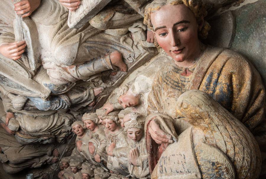 Los rostros y los gestos del Pórtico: el evangelista Juan. 