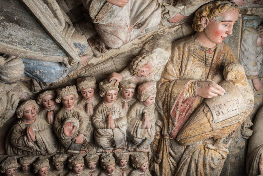 Los rostros y los gestos del Pórtico: el evangelista Juan. 