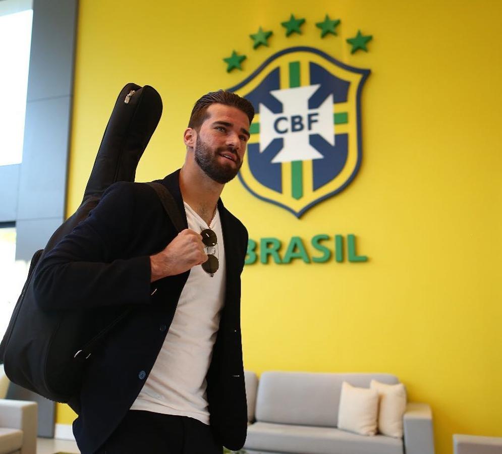 Allison Becker. Becker es lo antagónico al estereotipo de futbolista brasileño: luce una cuidada barba, no se le conocen tatuajes visibles y en su armario brillan por su ausencia las excéntricas prendas habituales en compañeros como Neymar. Estilo sencillo, de básicos y ropa cómoda, muy acorde con un tipo de sonrisa risueña al que le gusta tocar la guitarra.