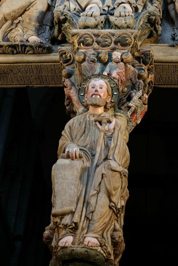 Escultura del Apóstol Santiago en el centro del Pórtico. 