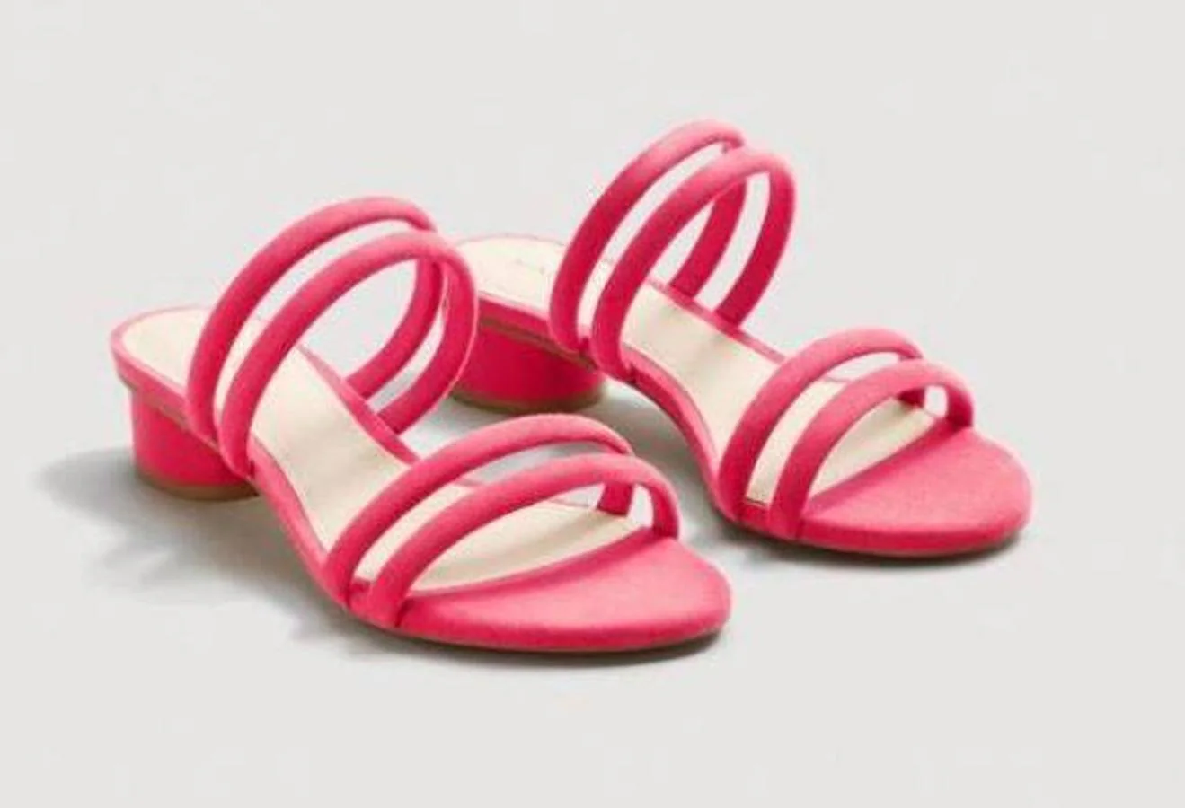 Sandalias de tiras en rosa de Mango. Precio: 19.99. 
