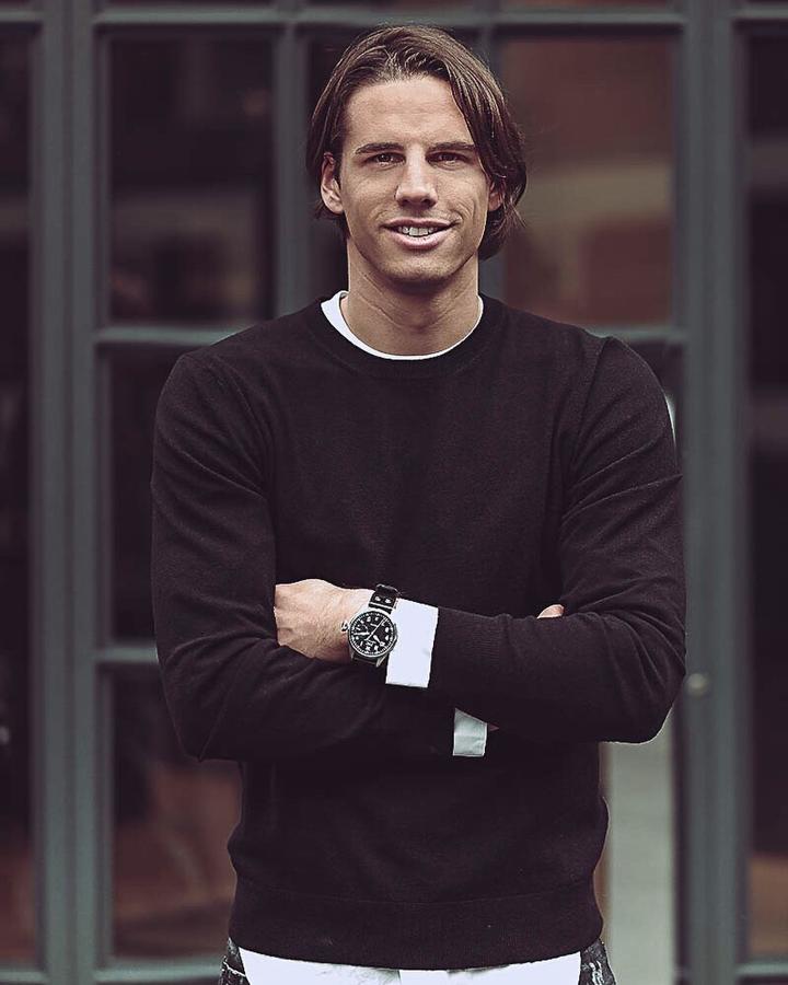 Yann Sommer, jugador de la Selección de Suiza. El portero del equipo alemán Borussia Mönchengladbach y de la selección suiza se ha dado a conocer entre el público español durante los primeros días de torneo por su porte de modelo, pero en lo futbolístico su rendimiento también merece dicha fama porque juega excelentemente con los pies y es bastante seguro en todo lo que hace.