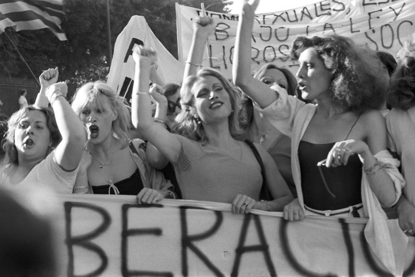 Los manifestantes pertenecían al Frente de Liberación Homosexual de Castilla, una organización que luchaba por los derechos de la comunidad LGTB+. 