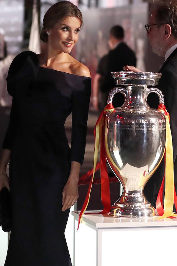 Moño bajo. La Reina se presentaba con este elegante peinado para una entrega de premios. Este recogido puede parecer muy simple, pero denota mucha clase y elegancia en la Reina.