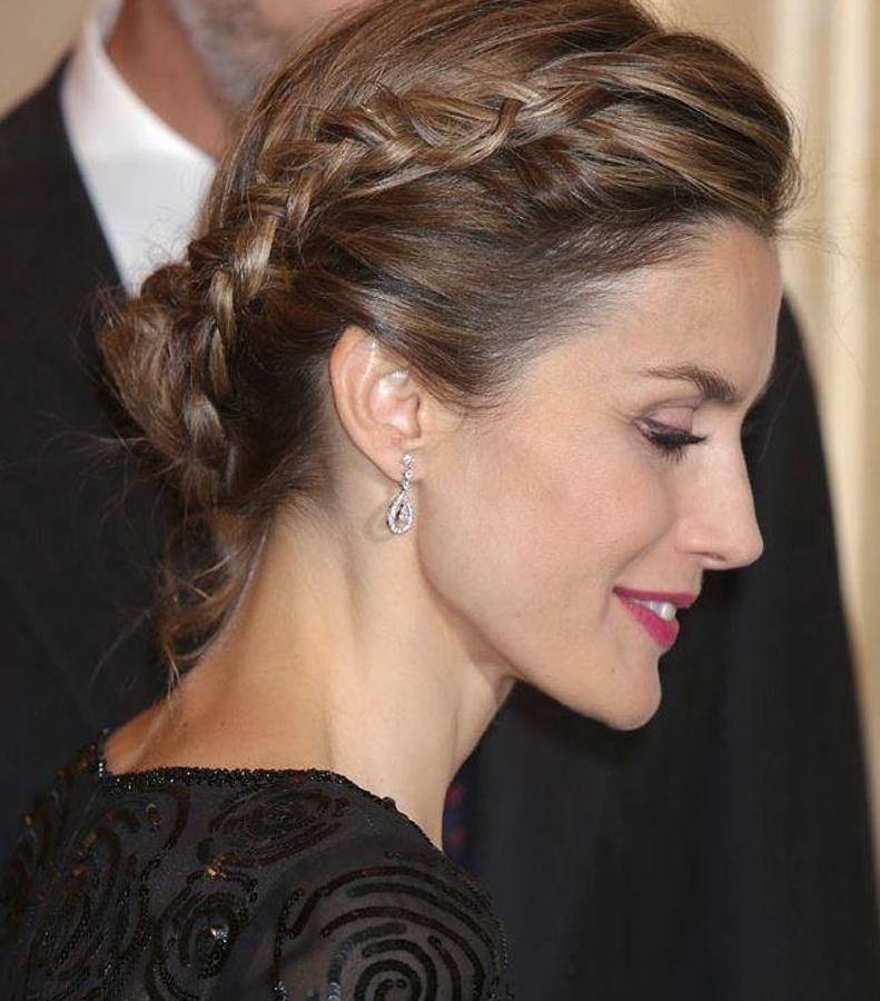 un recogido muy romántico. En 2014 durante la entrega del XXXI Premio de Periodismo «Francisco Cerecedo» recurrió a este peinado habitual en sus estilos. Las trenzas que acaban en un moño bajo recogido siempre es una buena elección.