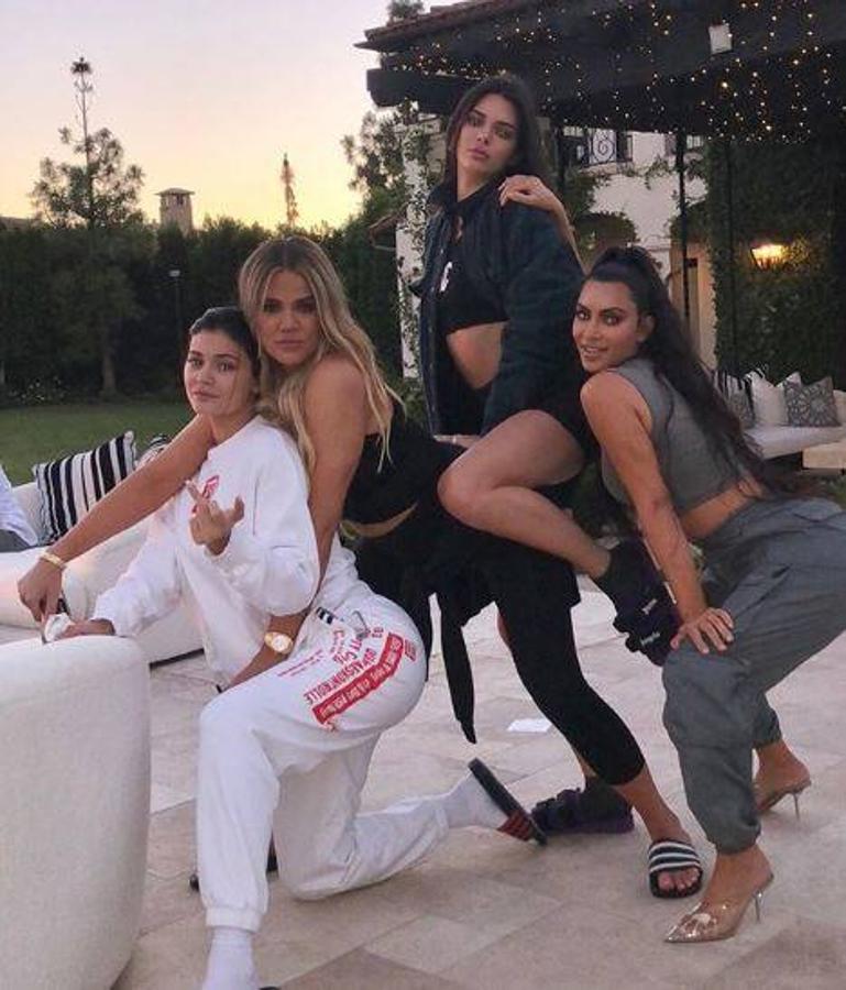 Khloé Kardashian. La empresaria ha subido esta imagen junto a sus hermanas con el título de «tres madres y una modelo»; con esa descripción, cualquiera diría que no acaparan titulares por ninguna de sus otras cualidades