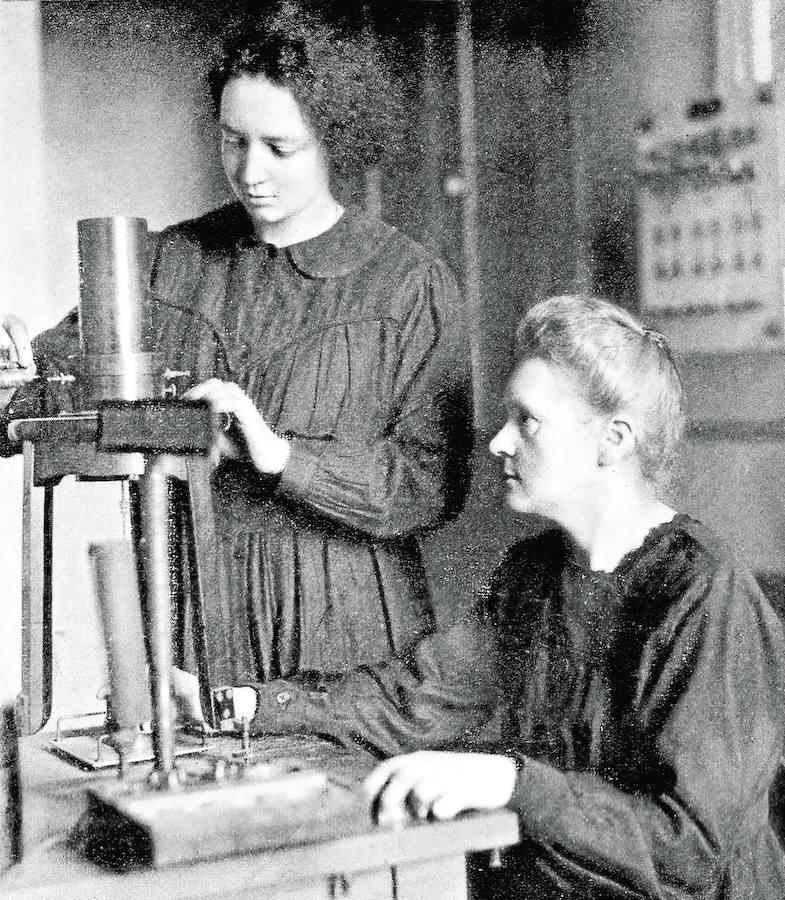 Marie Curie y su hija con el cuarzo piezoeléctrico diseñado por Pierre Curie. 