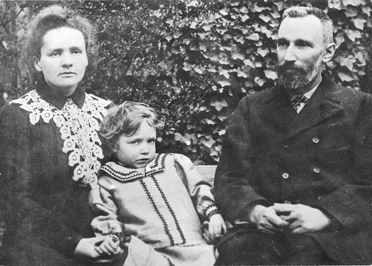 El señor y la señora Curie con su hija Irene. 