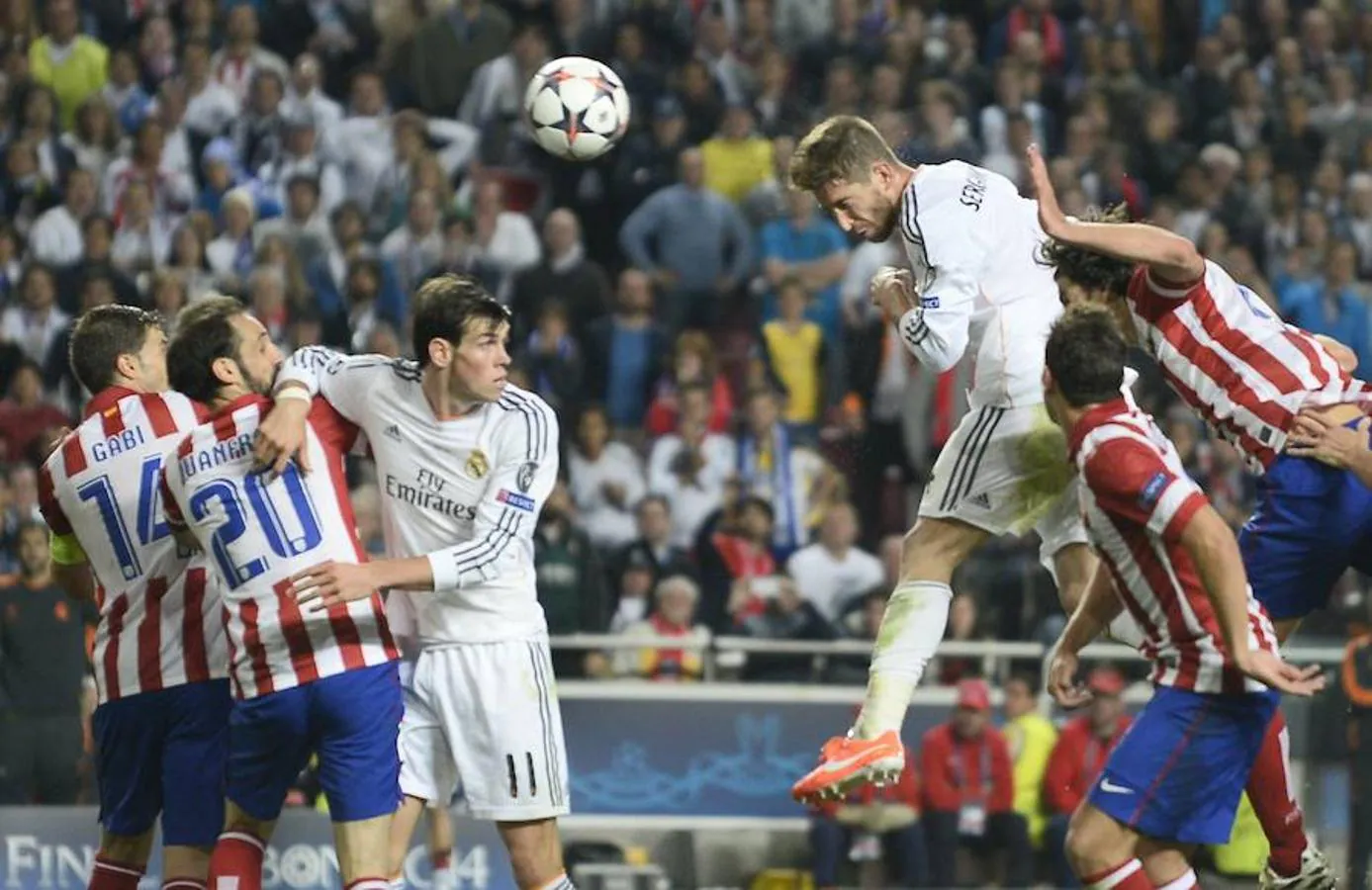Sergio Ramos marca el gol del empate ante el Atlético de Madrid, lo que sería la décima Champions League. Sergio Ramos marca en el minuto 93, en Lisboa, el gol que supuso el empate a uno en la final de la Champions League de 2012