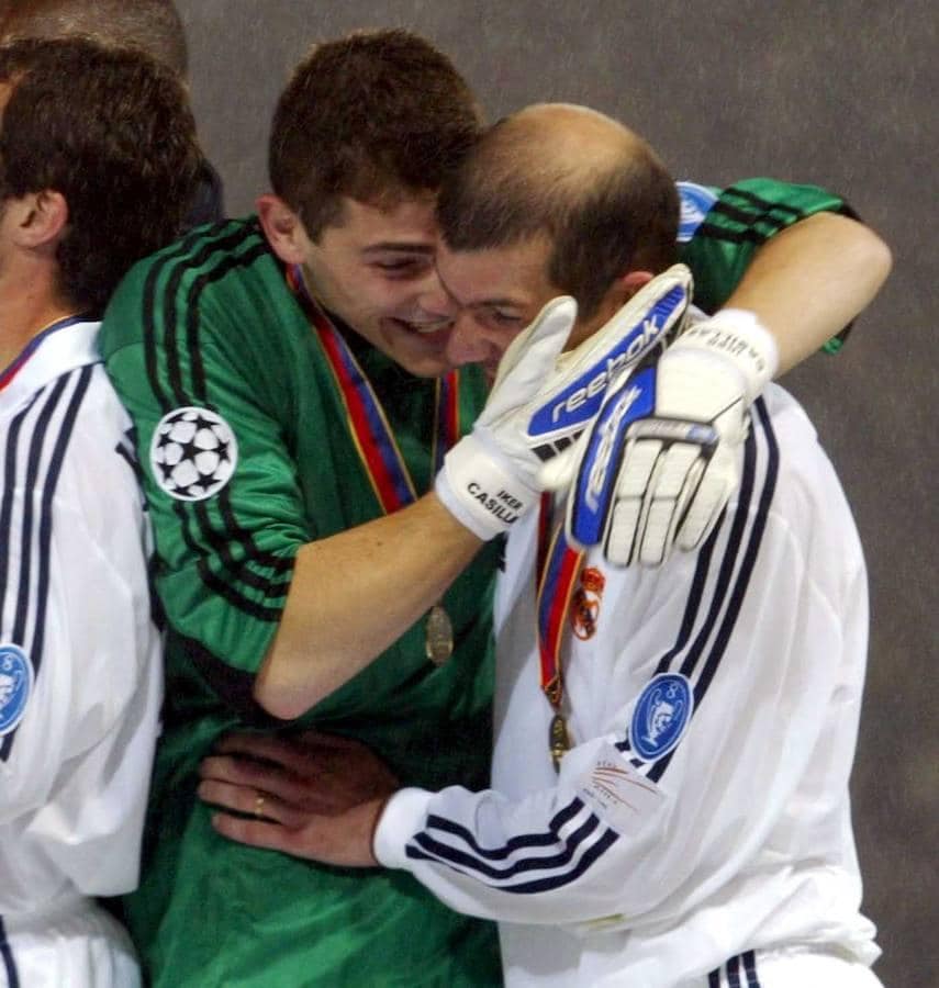 Íker Casillas abraza a Zinedine Zidane en la celebración por la novena Champions League. 
