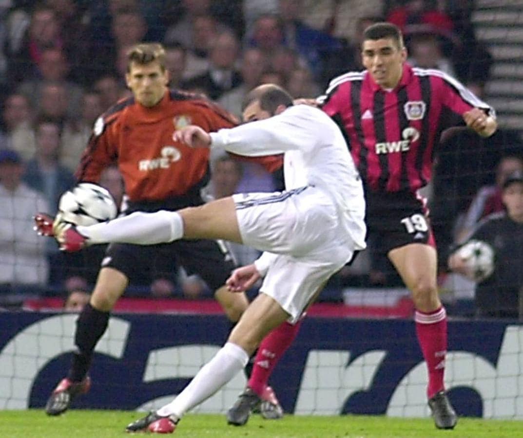 Zinedine Zidane, ante Lúcio y Butt, marca el 2-1 con uno de los mejores goles en la historia de la competición. 