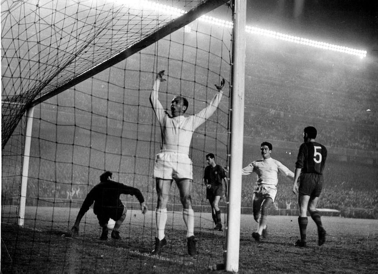 Partido entre el Real Madrid y el Barcelona en la Copa de Europa. Partido de ida de la Copa de Europa en el Santiago Bernabéu que terminó con 3-1 a favor del equipo madrileño. En la imagen, Di Stefano celebrano un gol