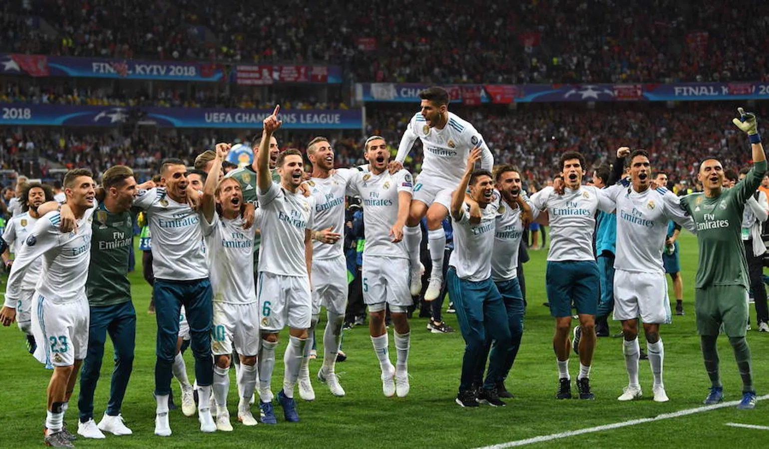 Los jugadores del Real Madrid celebran el título europeo conseguido en 2018 en Kiev. Este título frente al Liverpool supone el decimotercer entorchado europeo, y el tercero de forma consecutiva. Algo sin precedentes.