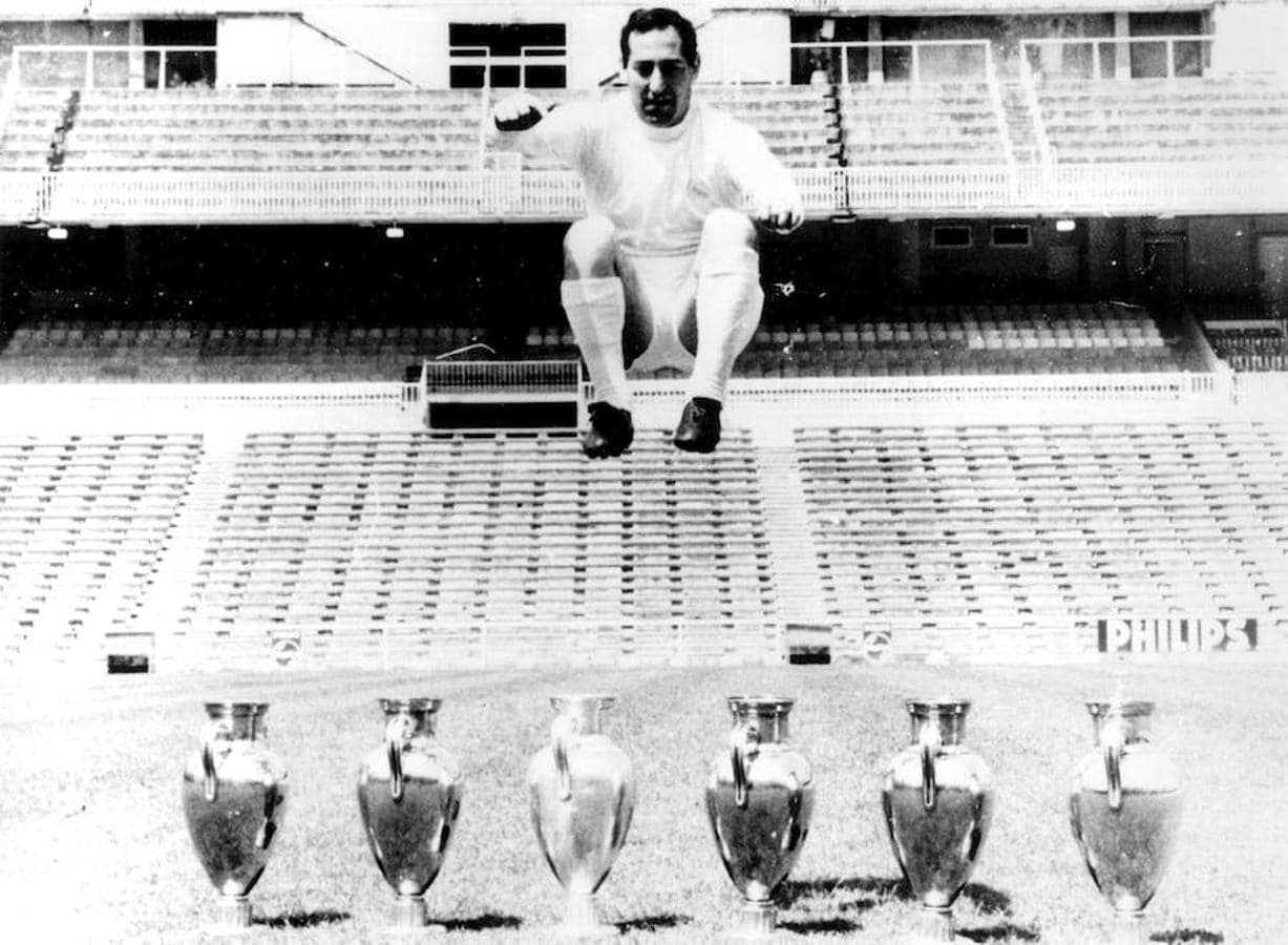 Paco Gento con sus seis Copas de Europa. De esas seis copas, cinco fueron conseguidas de forma consecutiva. Es el único jugador en la historia del fútbol que ha logrado tal cantidad de Copas de Europa
