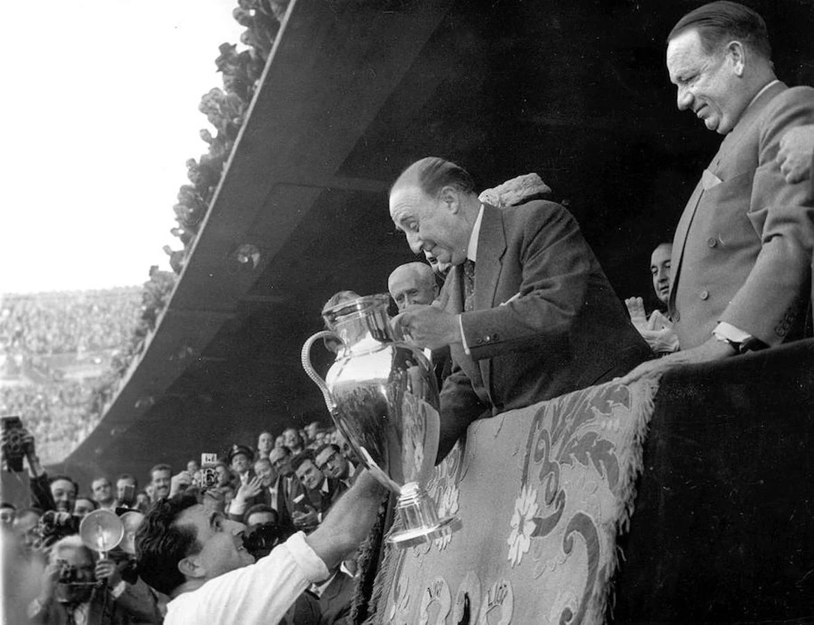 Miguel Muñoz recibe de manos de Francisco Franco el trofeo de campeón de Europa tras vencer a la Fiorentina. El Real Madrid consiguió su segundo título europeo consecutivo al vencer a la Fiorentina por 2-0