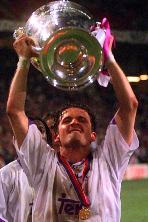 Pedja Mijatovic levanta el título conseguido en 1998 frente a la Juventus. 