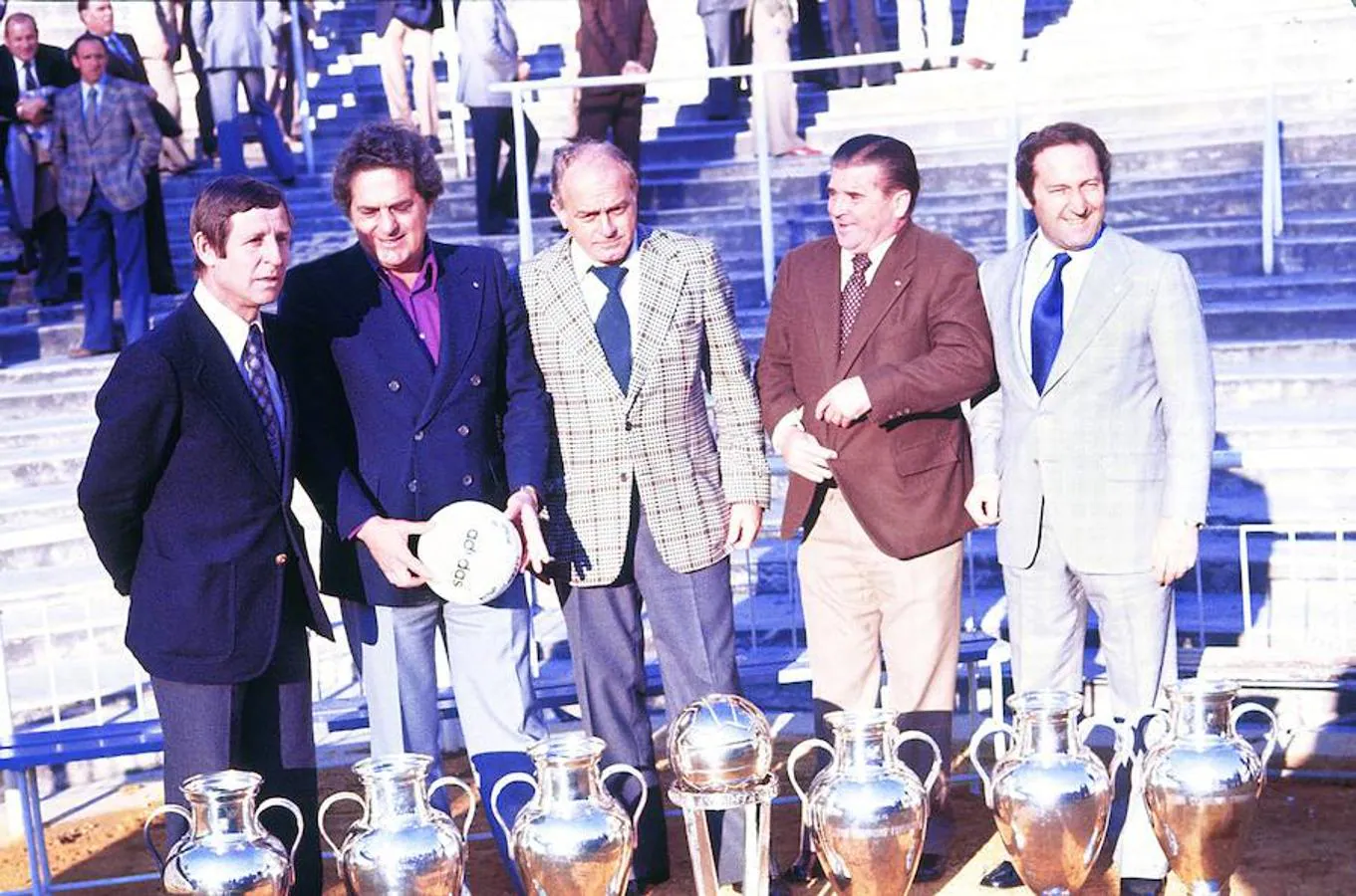 Los delanteros más famosos del Real Madrid posan con las Copas de Europa y la Intercontinental. Los delanteros son, de izquierda a derecha, Kopa, Rial, Di Stefano, Puskas y Gento en el 75 aniversario del club blanco