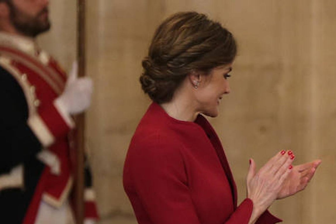 Recogido ondulado. Doña Letizia apuesta por un recogido ondulado. Es muy sencillo de hacer aunque parece mucho más elaborado que otros. Es un estilo elegante que favorece mucho a la Reina.