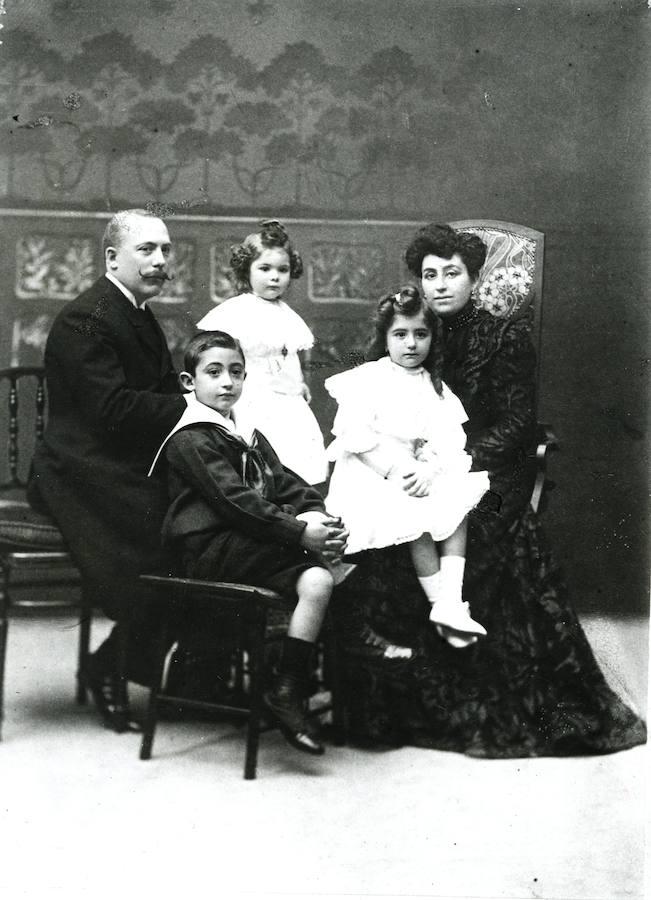 Torcuato Luca de Tena y su familia. Torcuato Luca de Tena Álvarez Ossorio con su mujer, María de la Esperanza García y sus hijos, María del Pilar, Valentina y Juan Ignacio