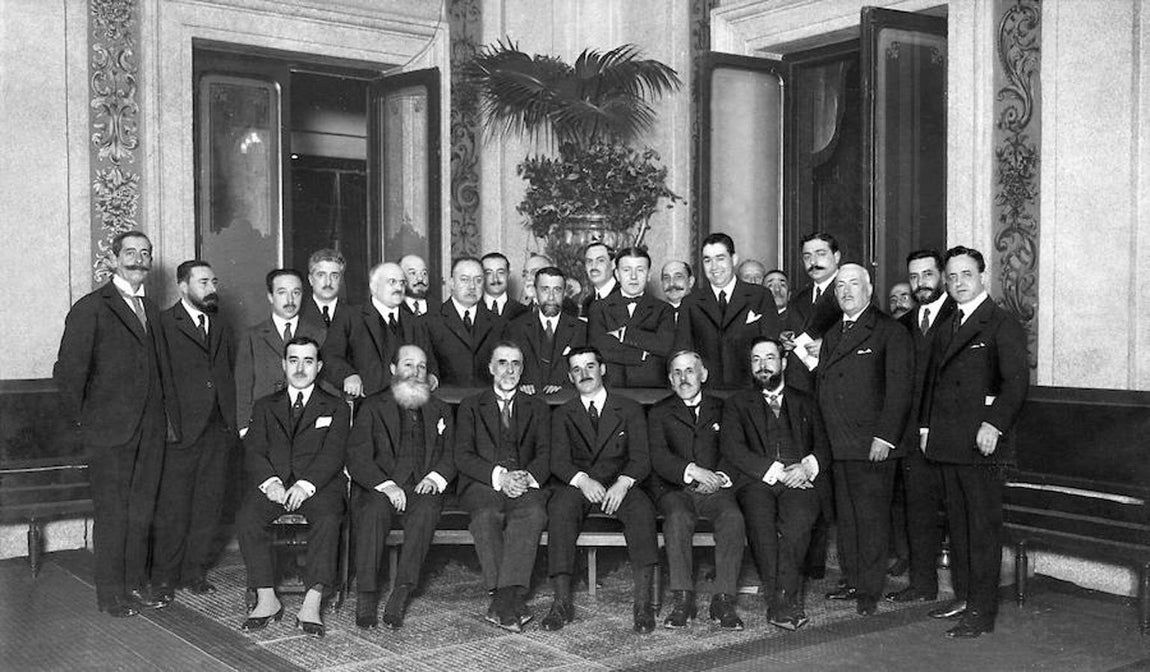 Torcuato Luca de Tena en el Ayuntamiento. Torcuato Luca de Tena junto a diputados a cortes, condejales y periodistas después del almuerzo entre los directores de periódicos de Madrid