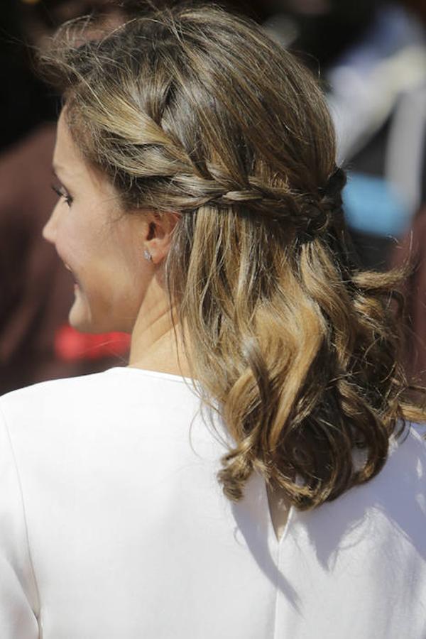 Semirecogido trenzado. En esta ocasion Doña Letizia deja medio pelo sueltoy ondulado, creando un efecto sencillo y elegante. Además, lo adorna con dos trenzas de cascada que se juntan.