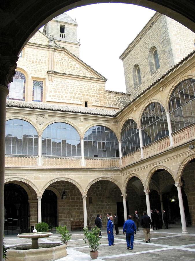 Conjuntos monumentales renacentistas de Úbeda y Baeza (2003). Interior del Hospital de Santiago en la localidad jienense de Úbeda
