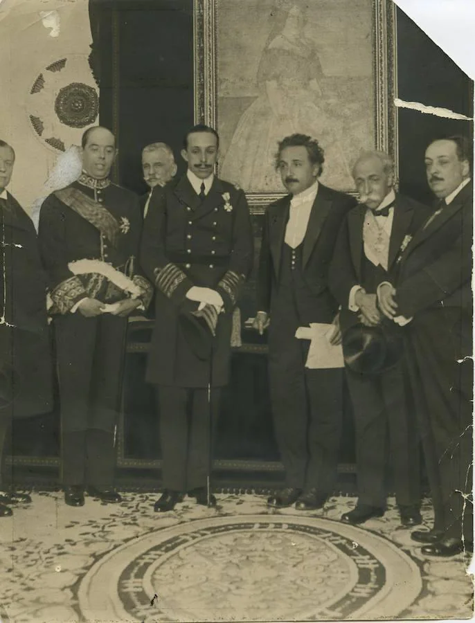 El profesor Einstein en la Real Academia de Ciencias en Madrid. En la fotografía se encuentra, aparte de Einstein, el Rey de España Alfonso XIII, el ministro de Instrucción Pública, y el Embajador de Alemania