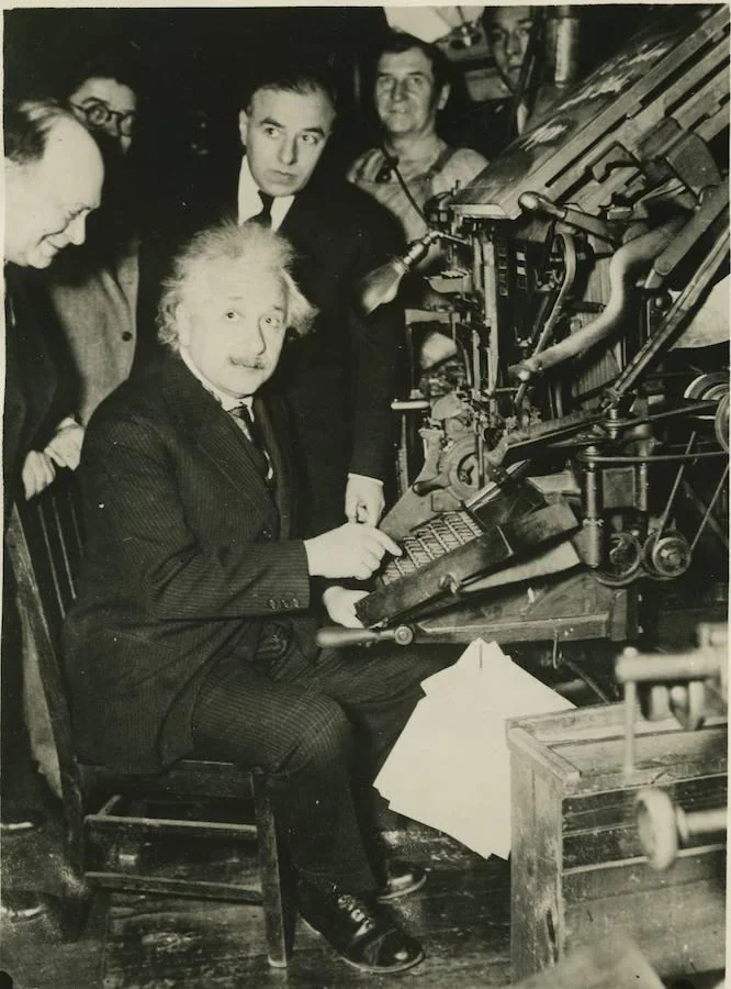 Albert Einstein en su visita al periódico Isrralita de Nueva York. En la fotografía, Albert Einstein, utiliza una linotípia