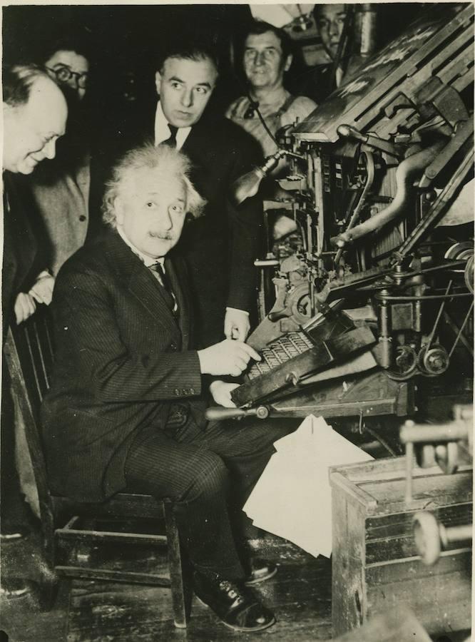 Albert Einstein en su visita al periódico Isrralita de Nueva York. En la fotografía, Albert Einstein, utiliza una linotípia