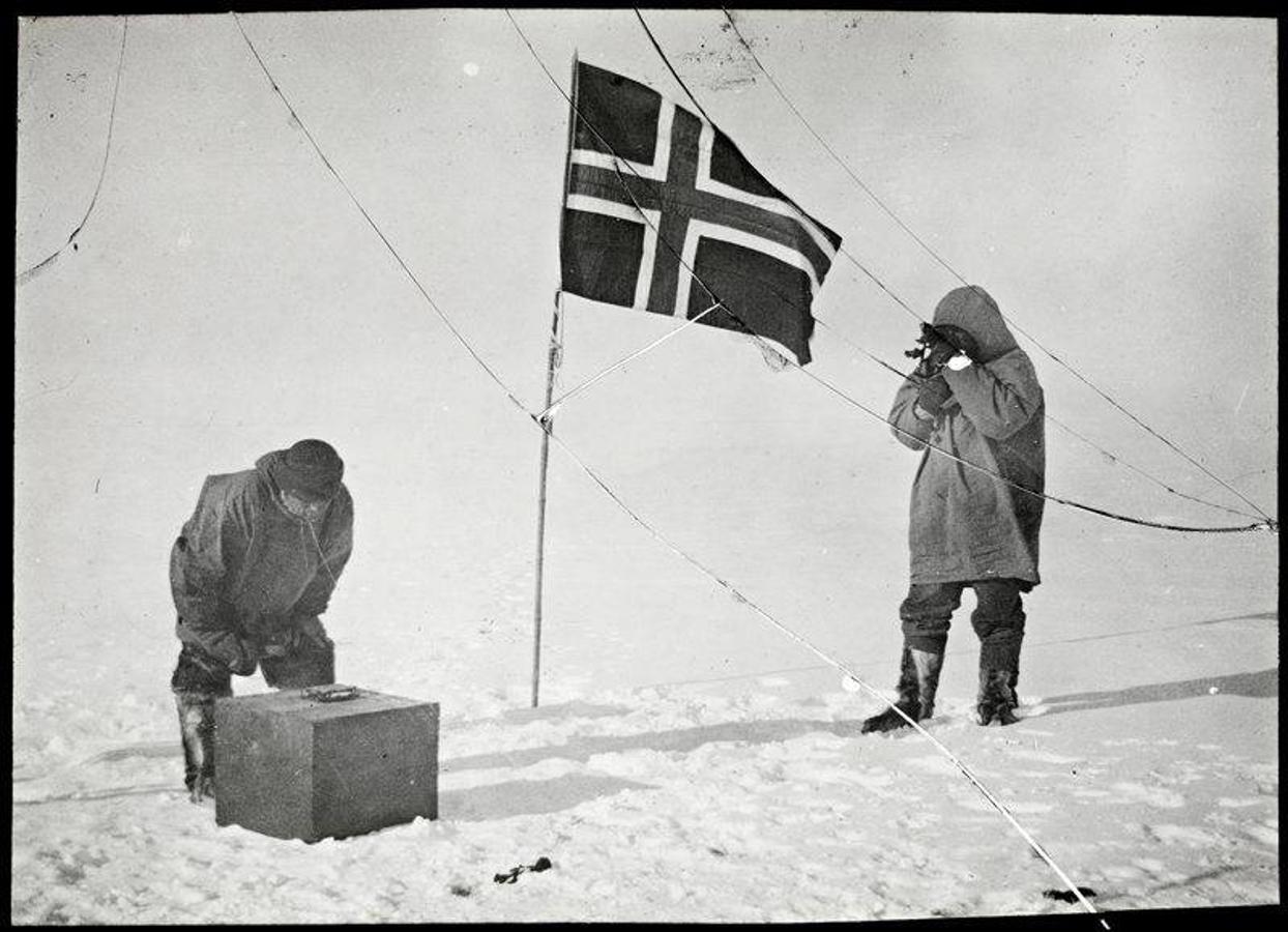 Amundsen y Hanssen controlan la superficie. 