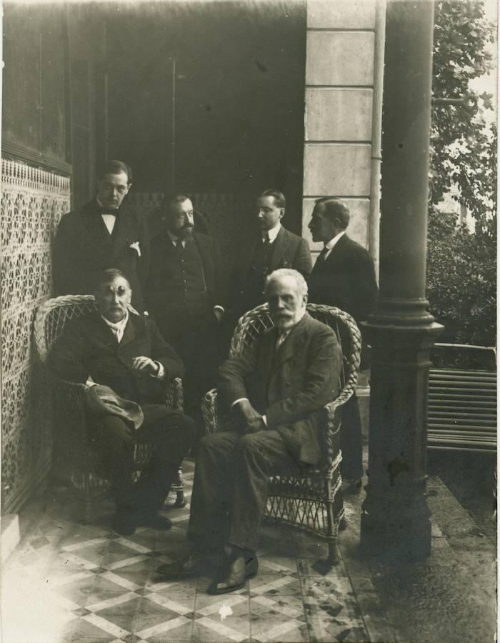 Galdós reunido con Saltavela, Carande, Pi y Arsuaga y Nougues. Galdós, Iglesias, Saltavella, Carande, Pi y Arsuaga y Nouges reunidos en casa de Pérez Galdós para protestar contrala conducta del Gobierno