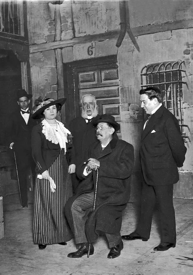 Galdós en el escenario del teatro Español en la época en la que fue director. En ese momento, Galdós estaba prácticamente ciego . En la fotografía está acompañado por Matilde Moreno, Francisco Fuentes y Tomás Luceño.