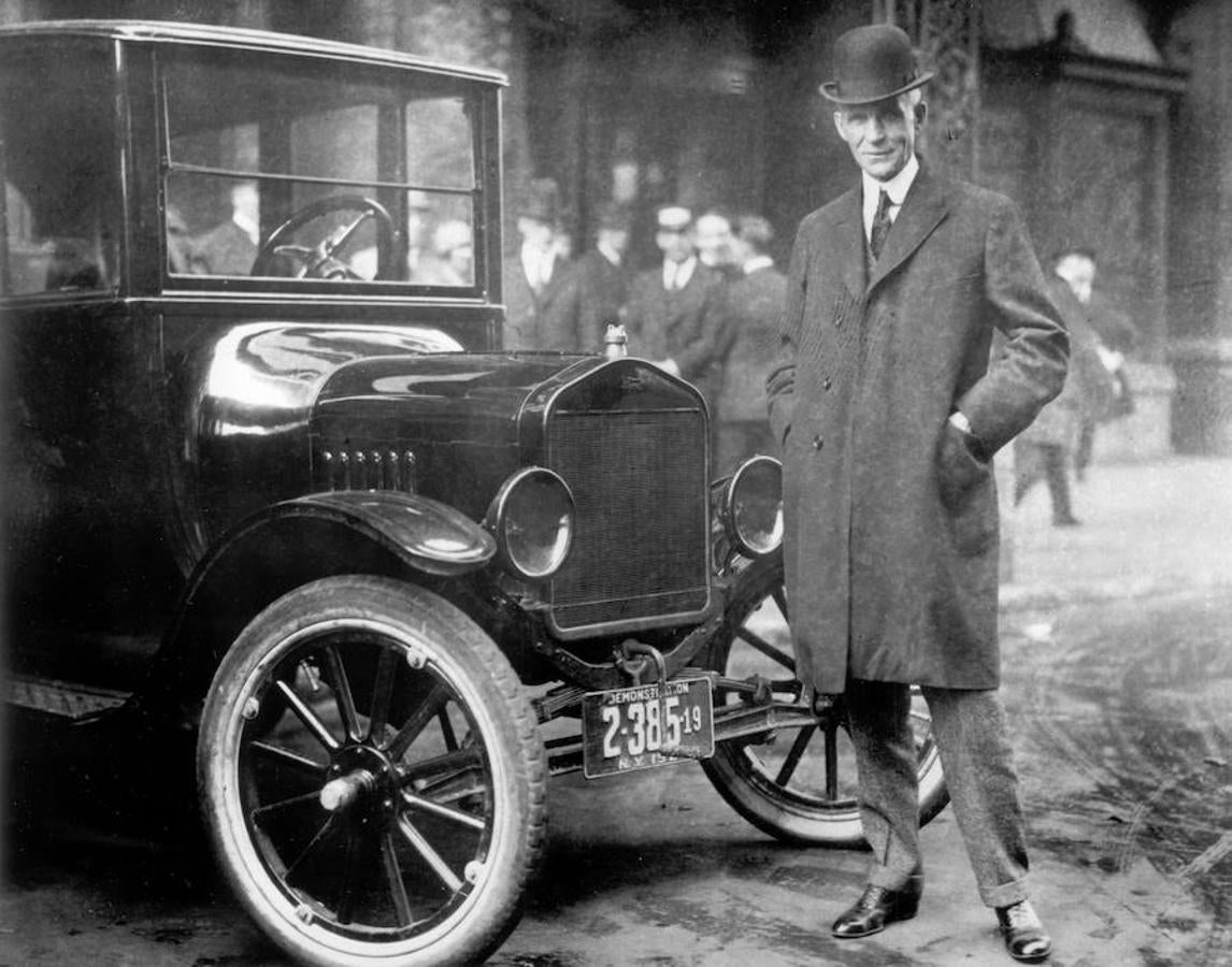 Henry Ford junto a su modelo de automóvil. 