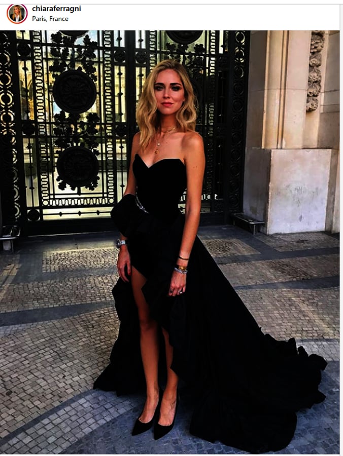 Chiara Ferragni. La modelo se prepara para la semana de la Alta Costura parisina con este vestido negro de escote corazón y más corto por delante, dejando ver las piernas de la «it girl».