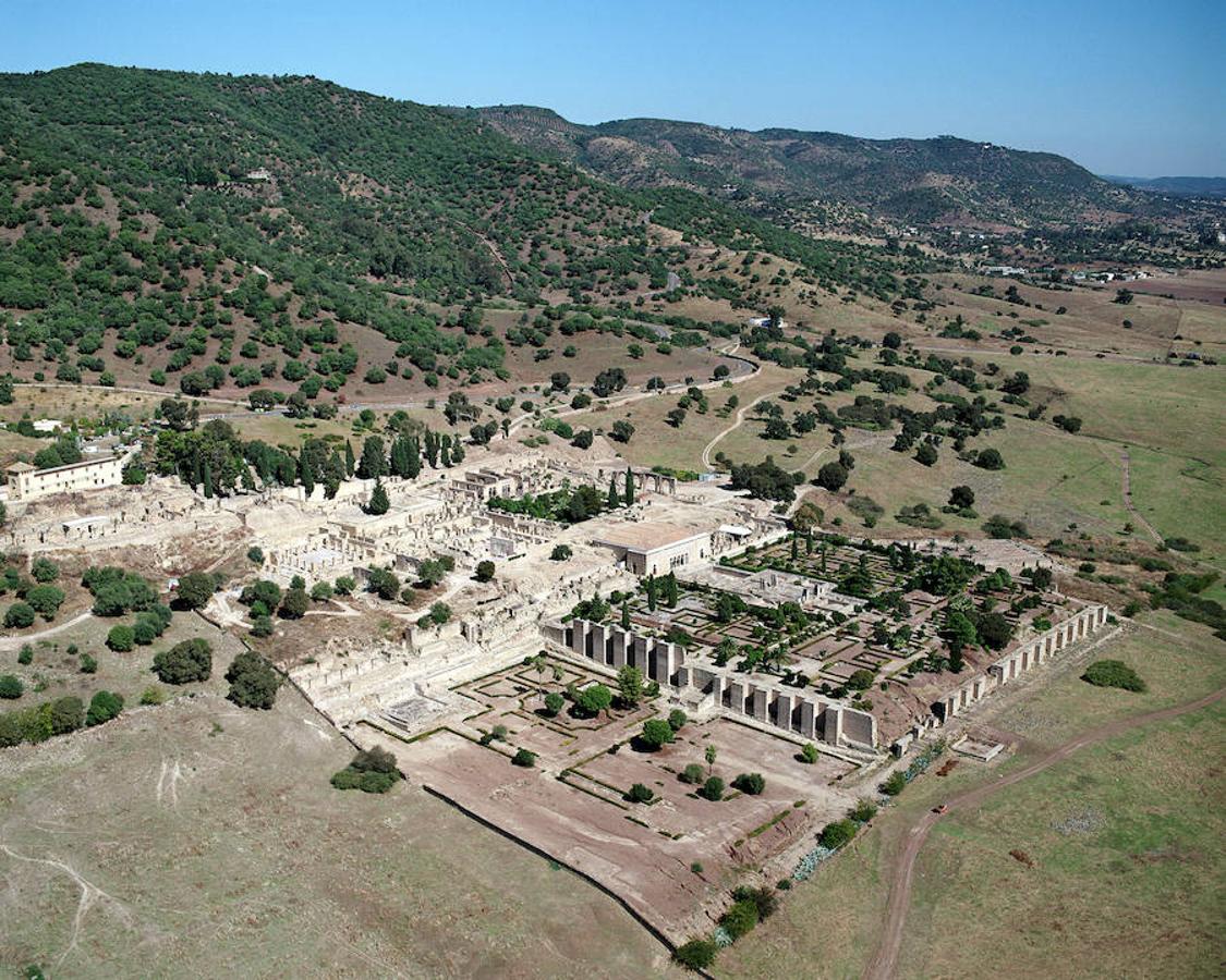 Aquí vemos el yacimiento de Medina Azahara, ubicado en Córdoba (España) donde se encuentran los vestigios de la ciudad palaciega edificada a mediados del siglo X por la dinastía de los Omeyas para que fuera sede del califato de Córdoba.. 