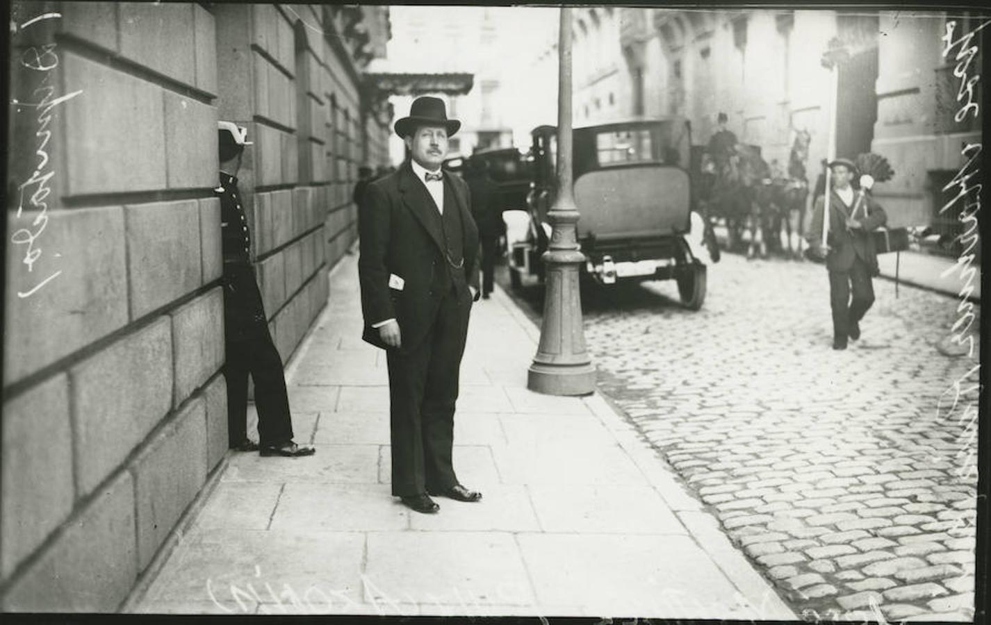 Azorín frente al Congreso de los Diputados cuando fue elegido a las Cortes en 1916. 