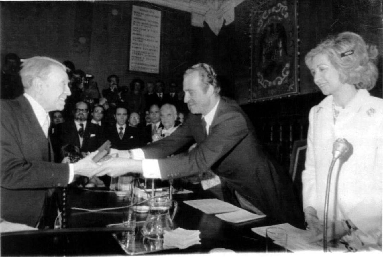 El Rey Juan Carlos I entrega el Premio Cervantes a Borges. 